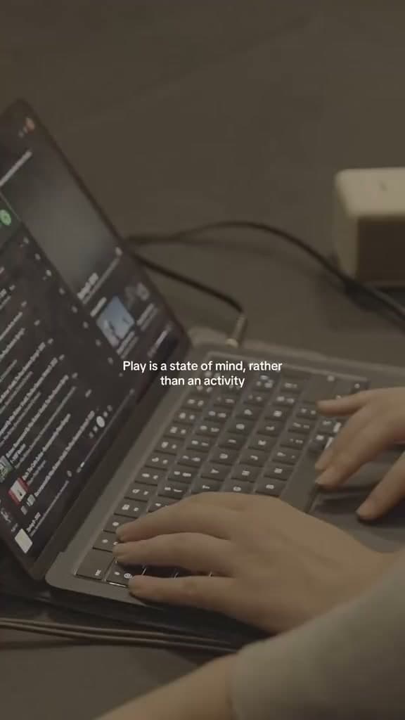 Opening frame of the UEF and Axelle Equinet film, showing hands at a laptop