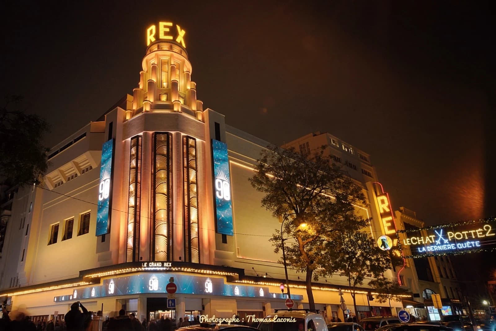 La façade Art déco du Grand Rex, illuminée la nuit à Paris.