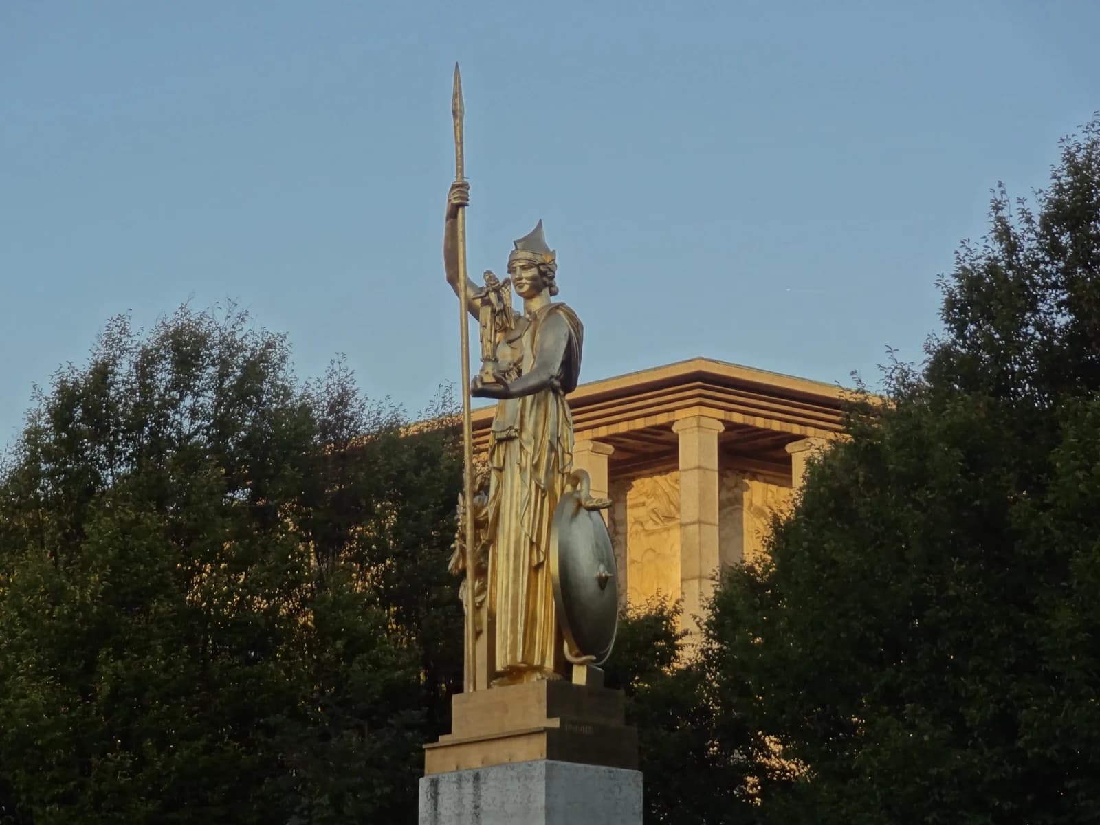 La statue dorée d’Athéna devant le palais de la Porte Dorée à Paris.