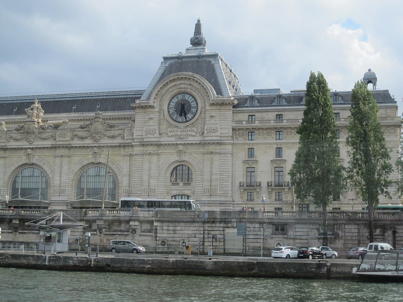 La façade du musée d’Orsay et son horloge, vues depuis la Seine.
